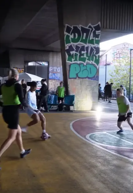 Futbol femenino players in action
